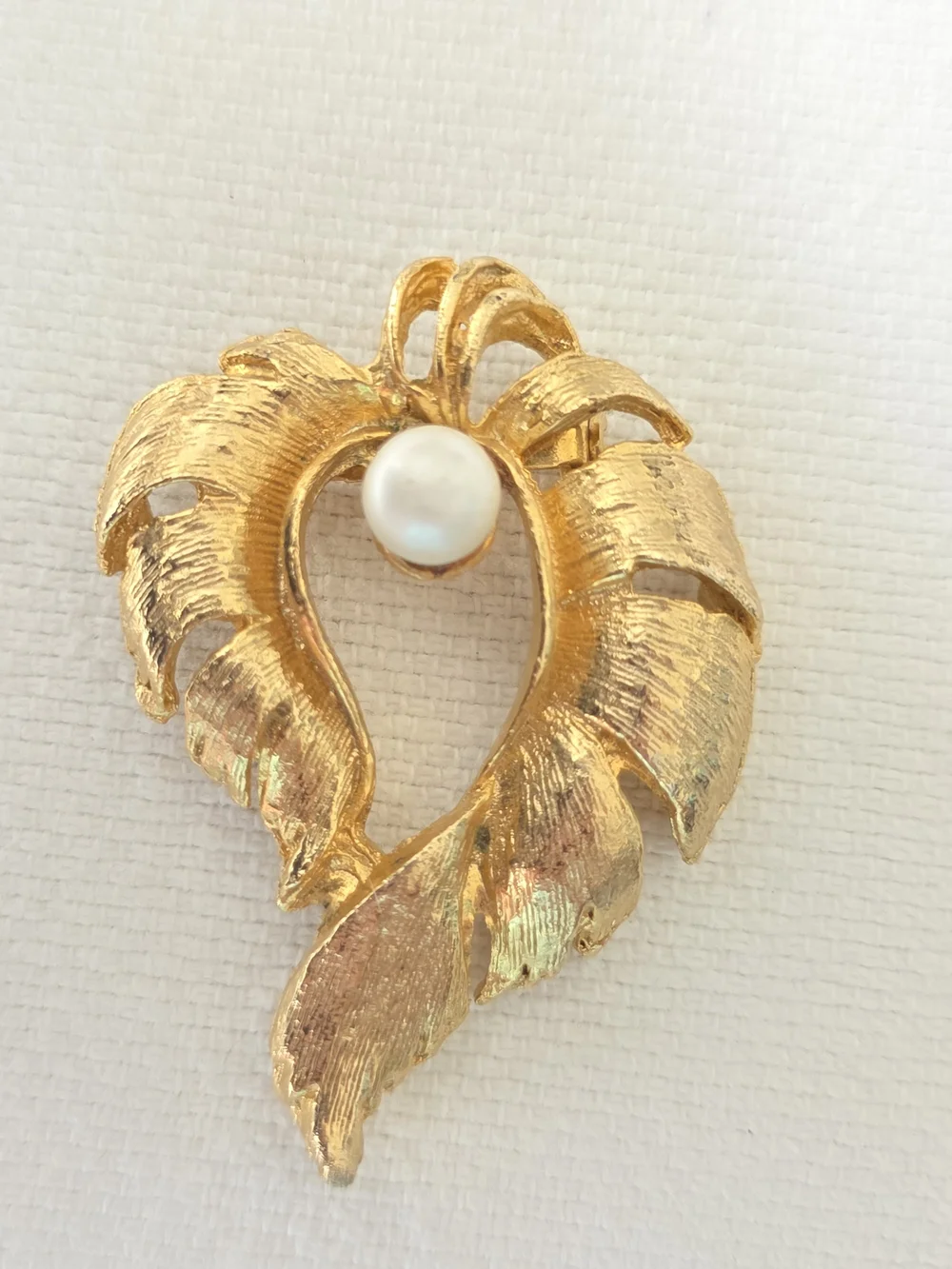 Jacqueline Ferrar Brooch Gold Tone Leaf Pearl Accent 2in